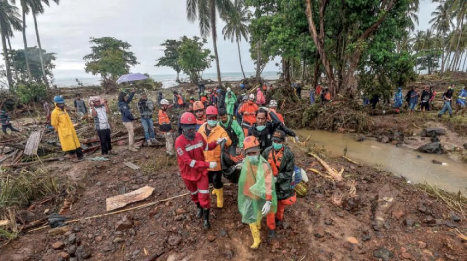Endonazya’nın Banten bölgesinde kurtarma ekipleri cesedine ulaştıkları bir tsunami kurbanını taşıyor (Reuters)