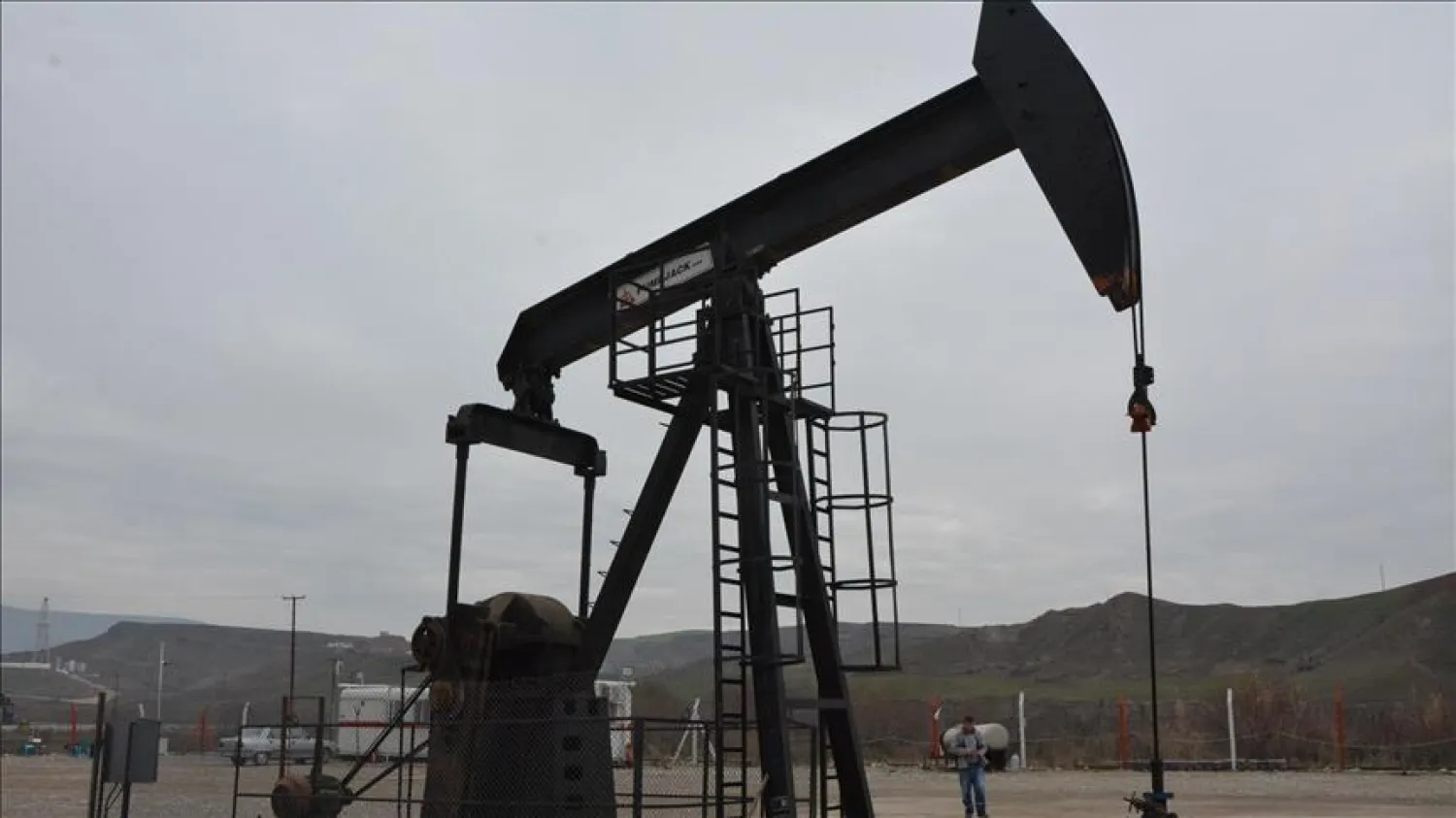 İran Petrol Bakanı Bijen Namdar Zengene, "3 milyon varil petrolün borsada yüzde 100 riyal şeklinde satışına ilişkin gerekli izin alındı." dedi.