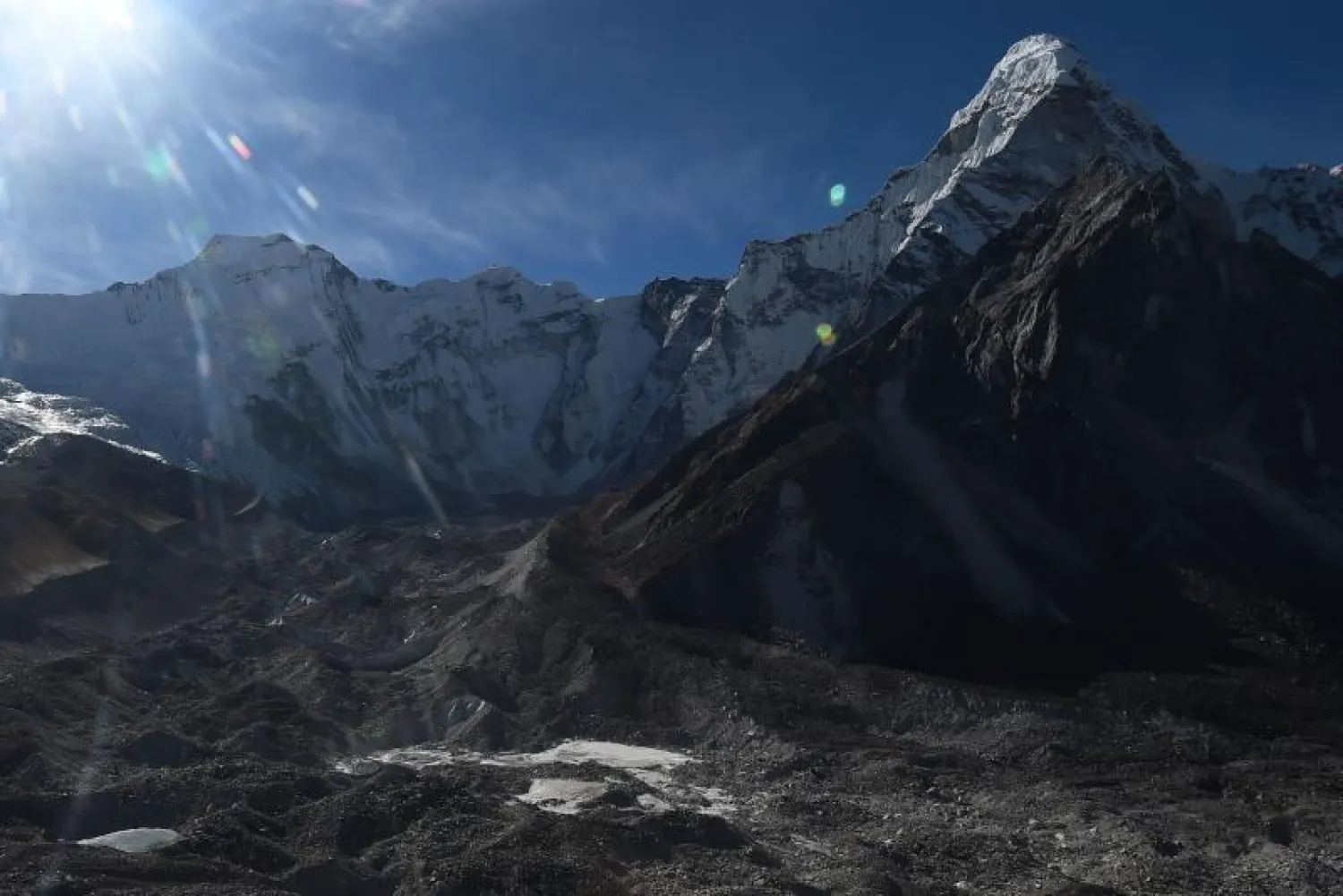 صورة جوية تظهر جانباً من قمة «إيفرست» في نيبال (أ.ف.ب)