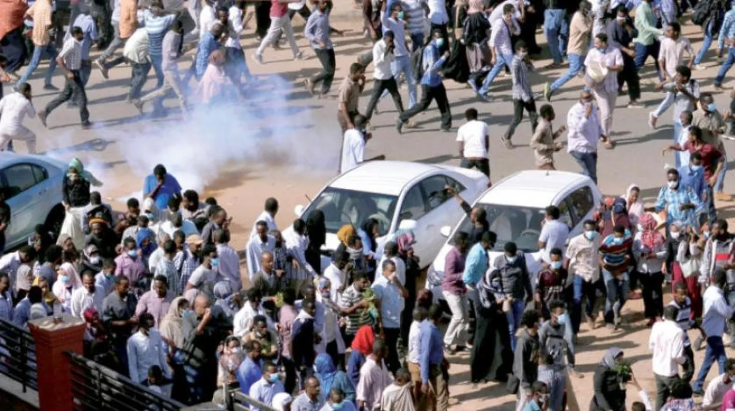 Hartum’daki göstericiler, bu ay gerçekleşen ekmek protestolarında (Reuters)