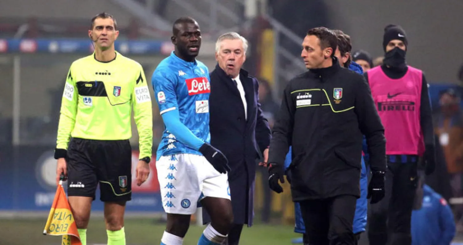 كوليبالي المهان يغادر الملعب بعد طرده (إ.ب.أ)