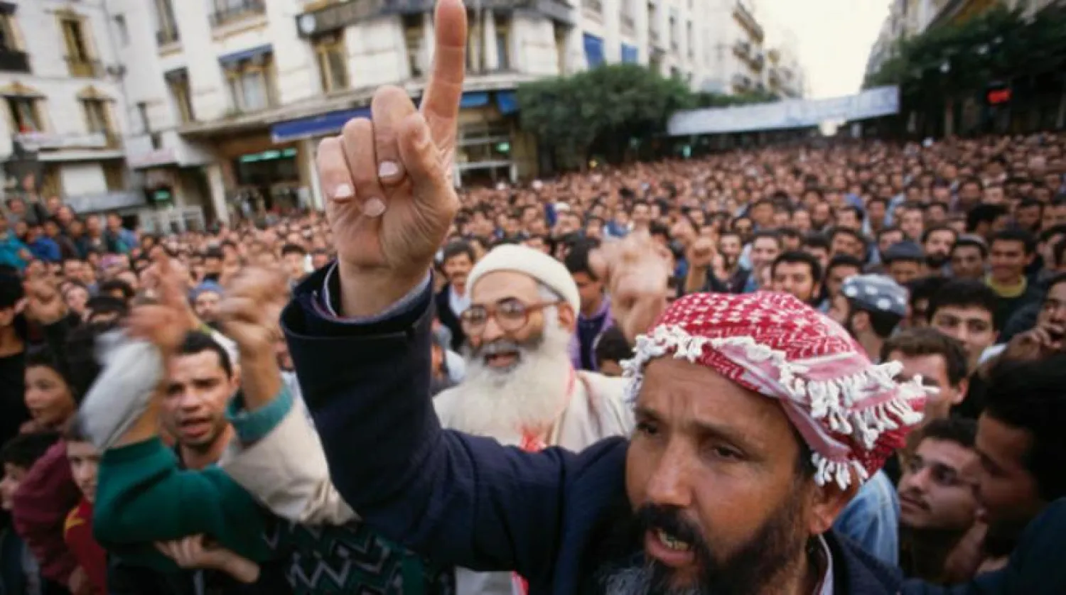 Cezayir’deki toplantılardan biri esnasında İslami Selamet Cephesi üyelerine dair bir arşiv fotoğrafı (Getty)