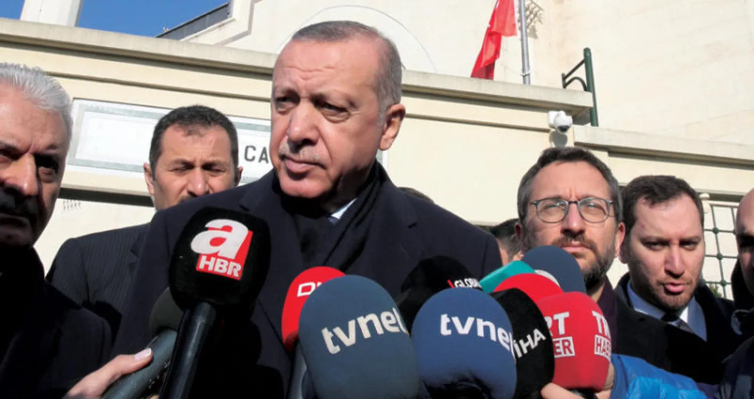 الرئيس إردوغان يتحدث إلى الصحافيين عقب صلاة الجمعة في إسطنبول أمس (أ.ب)