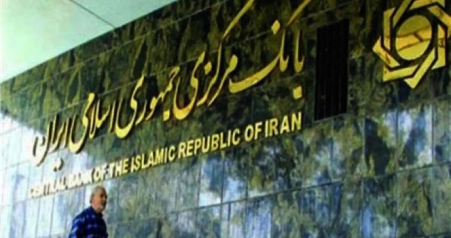 رئيس المركزي الإيراني يتهم «انتهازيين» بارتفاع أسعار الدولار مجدداً