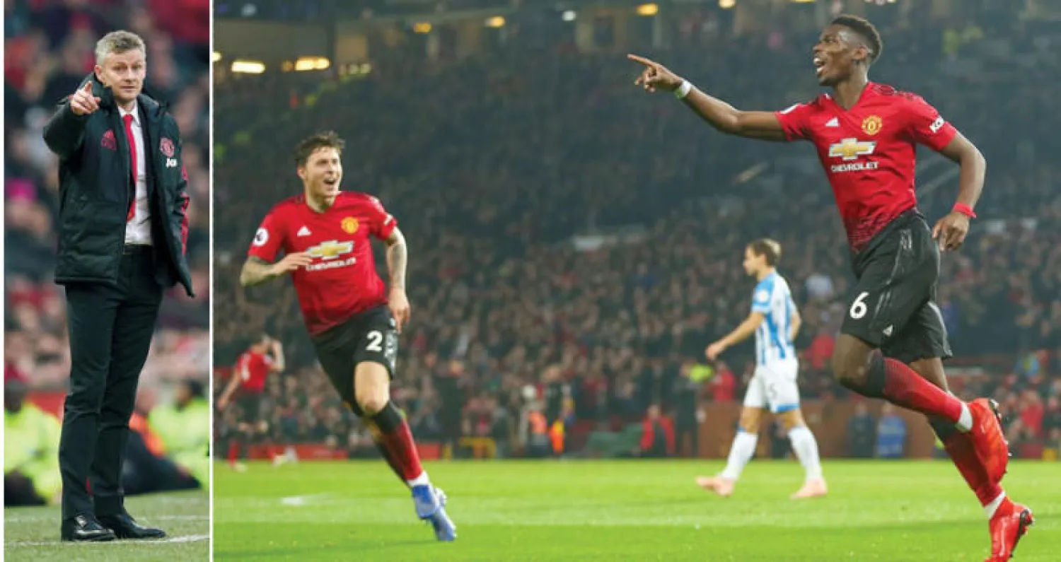 بوغبا يحتفل بهدفه الاول امام هيدرسفيلد قبل ان يحرز الثاني  -  سولسكاير في بداية مشواره الصعب (أ.ف.ب)