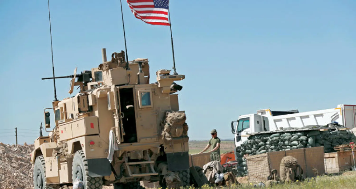 جندي أميركي بالقرب من خط النار في منبج الفاصل بين قوات مدعومة من أنقرة وأخرى من واشنطن في أبريل الماضي (أ.ب)