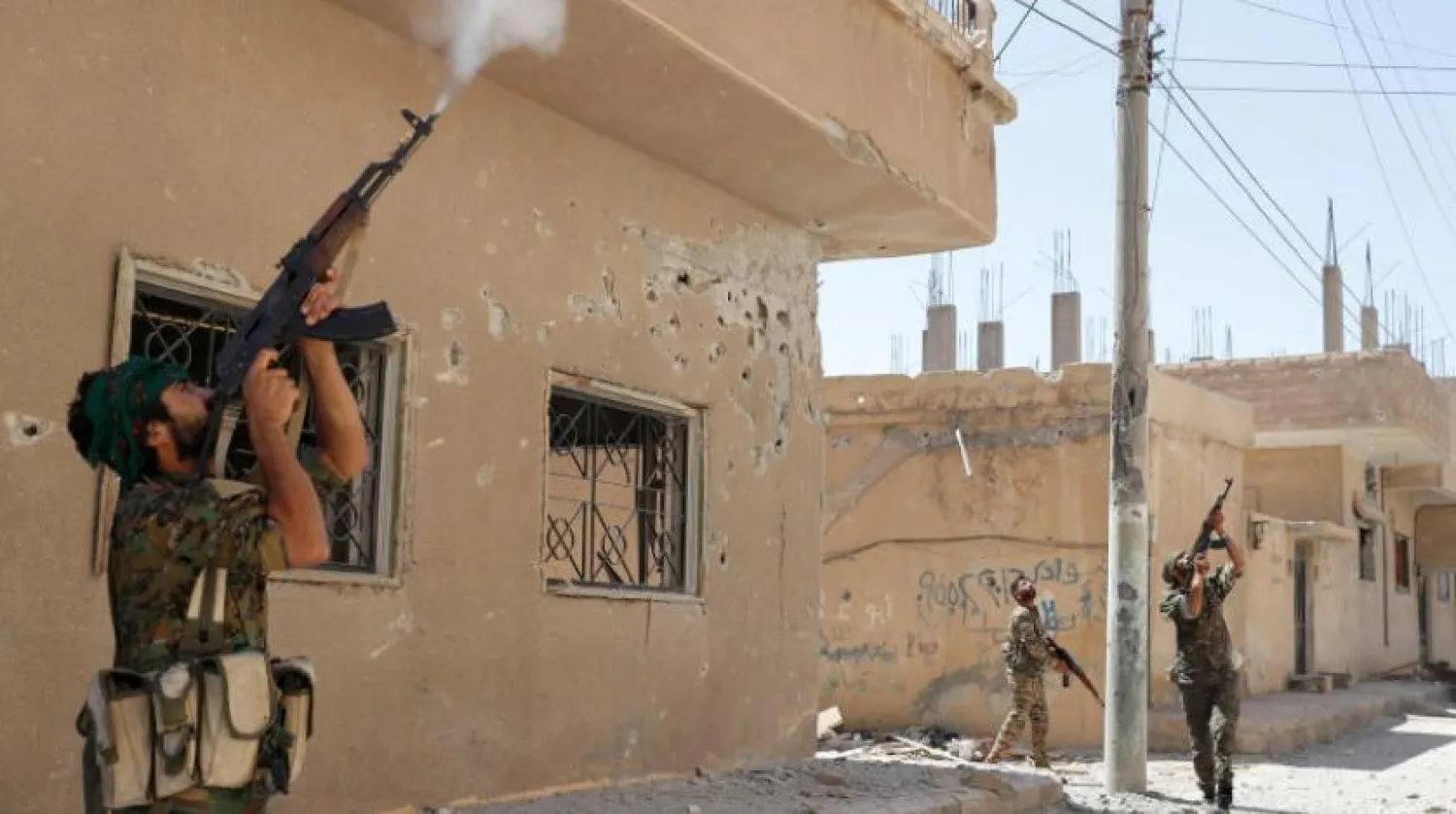 YPG güçleri DEAŞ’ın Rakka’da ki insansız hava aracına ateş ederken (Arşiv- Reuters)