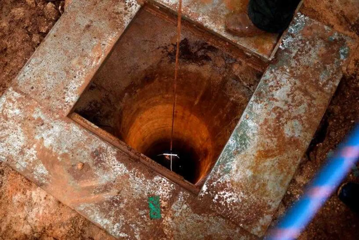 Israeli soldiers lift the cover of a hole dug into a cross-border tunnel built by Hezbollah, near Metula, Dec. 19, 2018. Photo: Reuters / Ronen Zvulun.