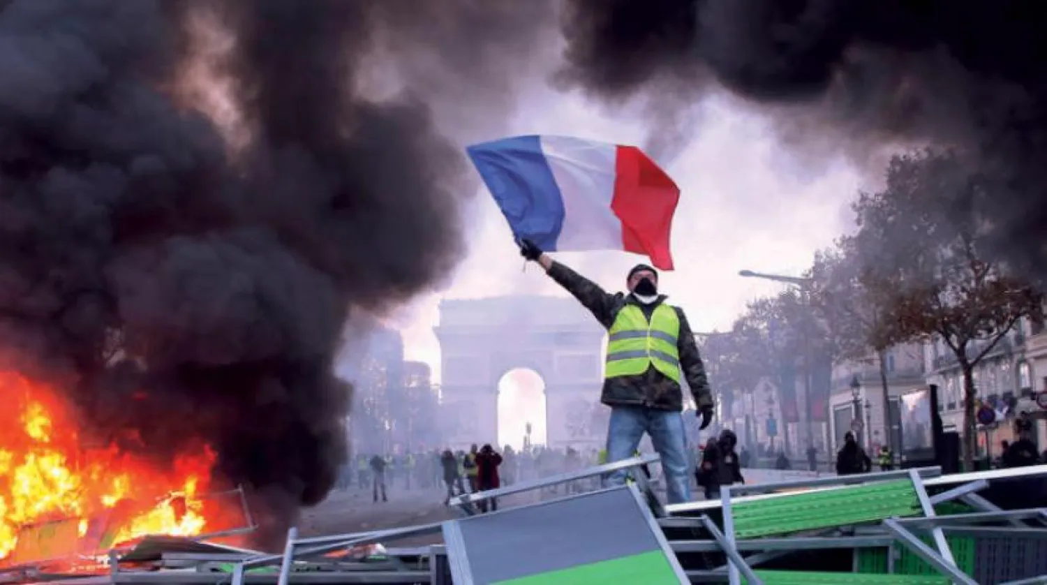 Sarı Yelekliler’in Elysee Sarayı yakınlarındaki Şanzelize Caddesi’nde düzenledikleri protesto gösterilerinden bir kare (AP)