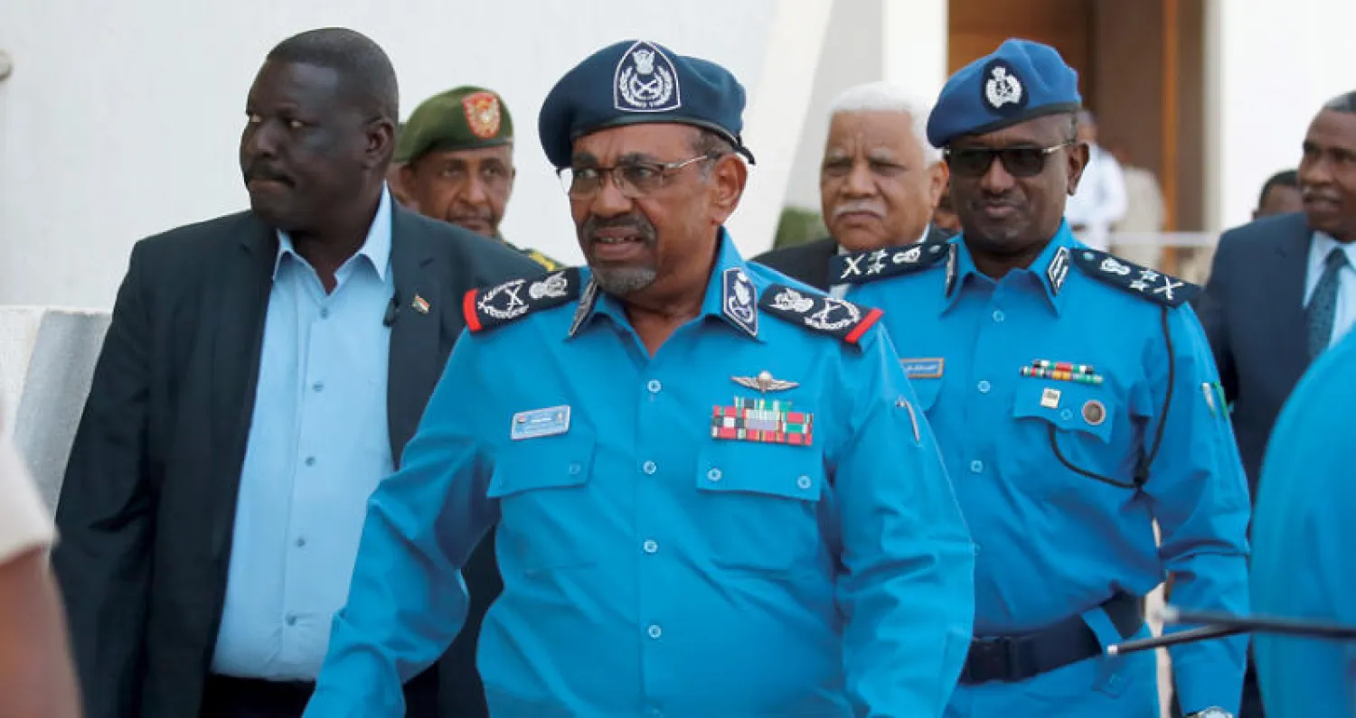 البشير لدى وصوله للقاء قادة الشرطة في الخرطوم أمس (أ.ف.ب)