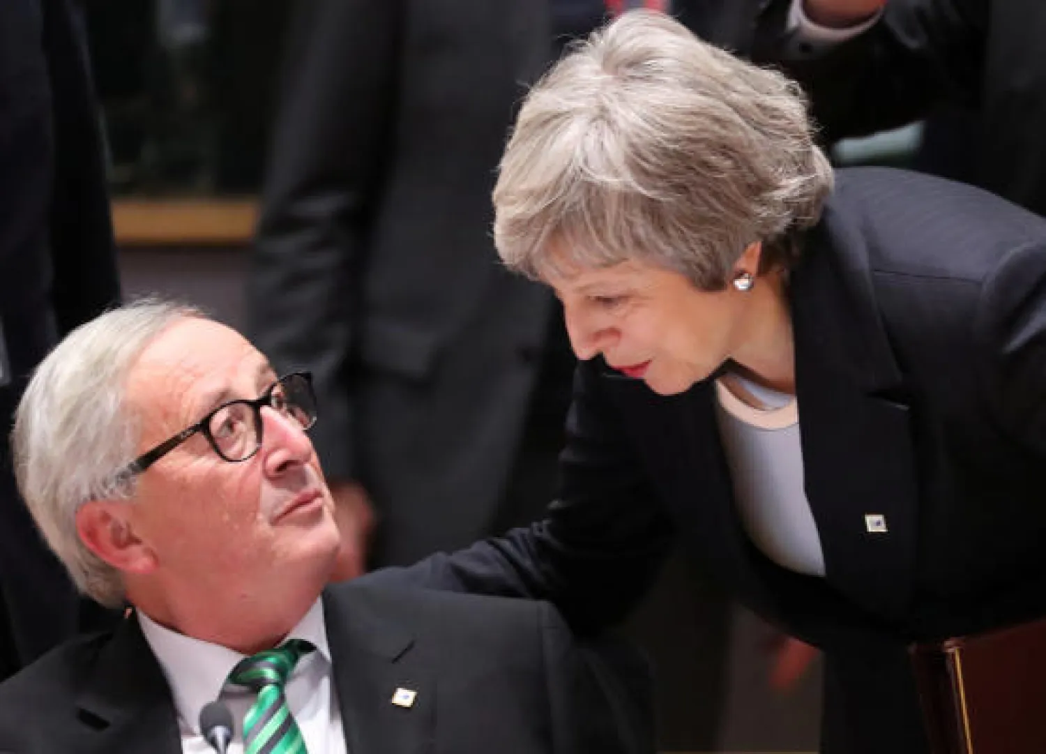 رئيسة الوزراء البريطانية تيريزا ماي وجان كلود يونكر رئيس المفوضية الأوروبية (رويترز)