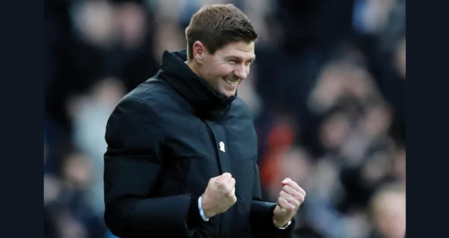 جيرارد يحتفل بانتصار رينجرز (رويترز)