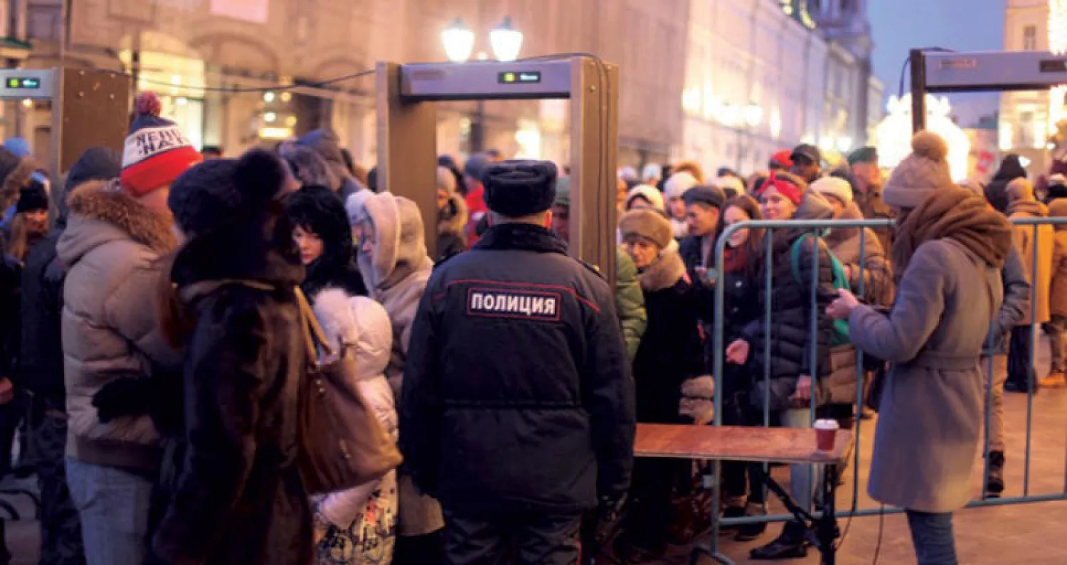 رجال أمن وبوابات كشف المعادن عند ساحات احتفالات رأس السنة (الشرق الأوسط)