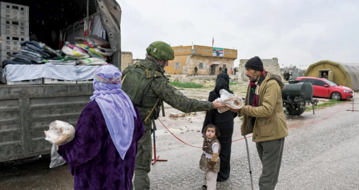 مساعدات روسية لسوريين عند معبر أبو الضهور بريف إدلب الخميس الماضي (أ.ف.ب)