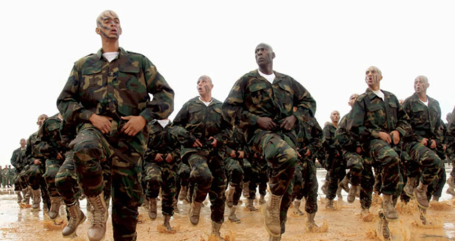 عناصر الجيش الوطني الليبي خلال مراسم حفل تخرج فوج جديد من الضباط أمس في بنغازي (أ.ف.ب)