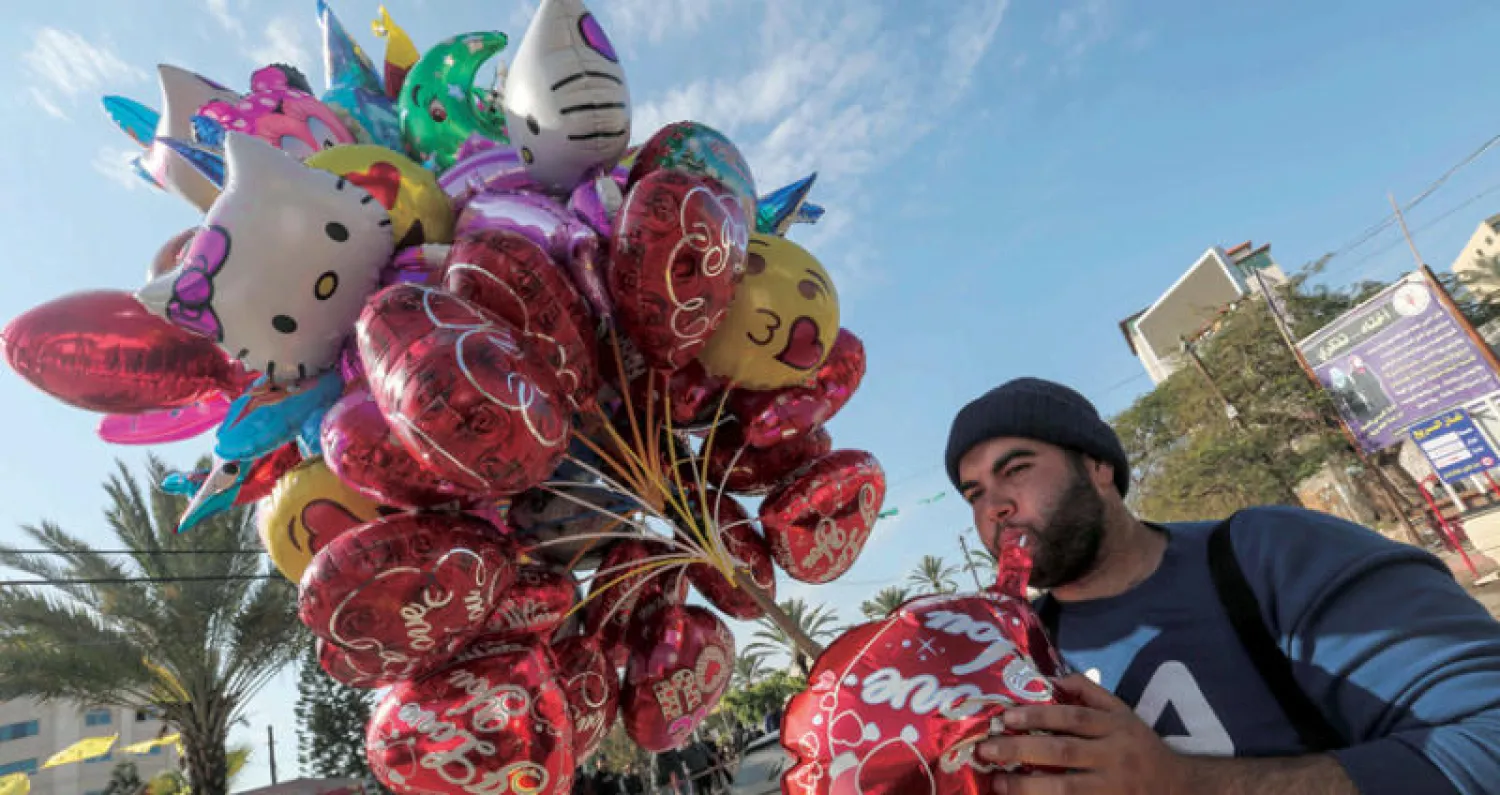 بائع بالونات في غزة أمس (أ.ف.ب)