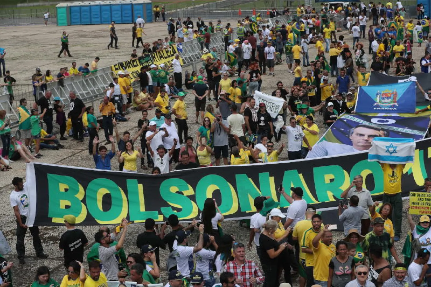 أنصار الرئيس البرازيلي جايير بولسونارو يحتشدون في ساحة خارج قصر بلانالتو في برازيليا (إ. ب. أ)
