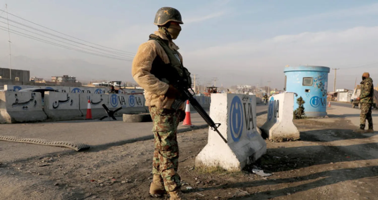 جنود أفغان في نقطة تفتيش ومراقبة خارج العاصمة كابل أمس (رويترز)