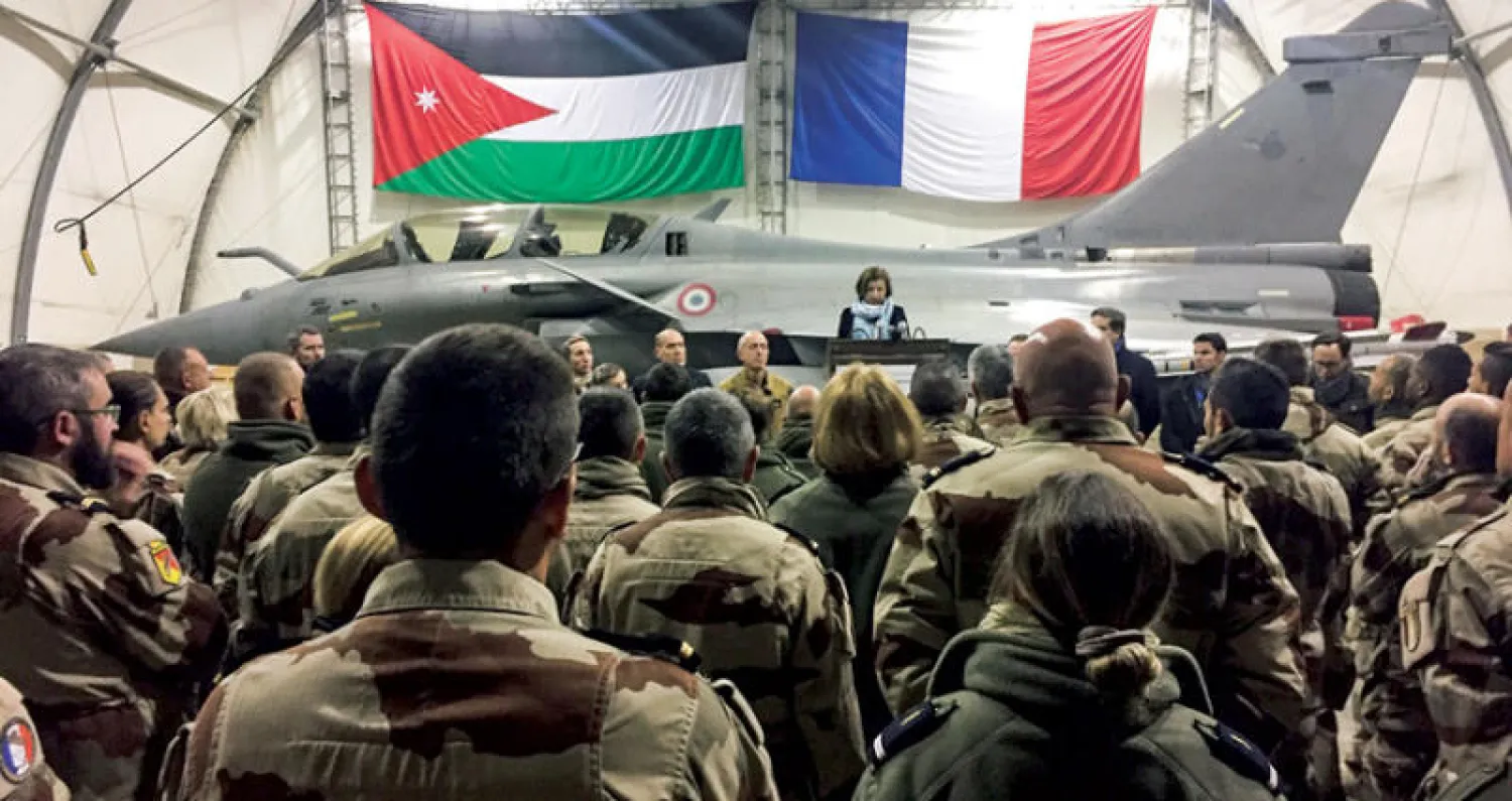 وزيرة الجيوش الفرنسية في لقائها الطيارين الفرنسيين في قاعدة «إتش 5» الجوية الأردنية مساء الاثنين (أ.ف.ب)