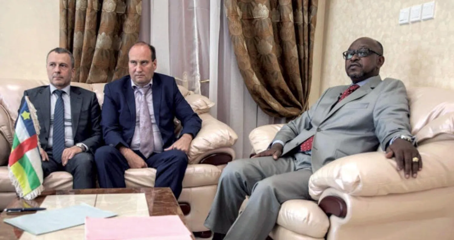 المستشار الأمني الخاص لرئيس جمهورية أفريقيا الوسطى فاليري زخاروف يتوسط وزير الإعلام في أفريقيا الوسطى انجي ماكسيم كازاغي  ودبلوماسياً روسياً بعد مقتل ثلاثة صحافيين كانوا يحققون في نشاط {جيش فاغنر} في أغسطس الماضي (أ.ف.ب)