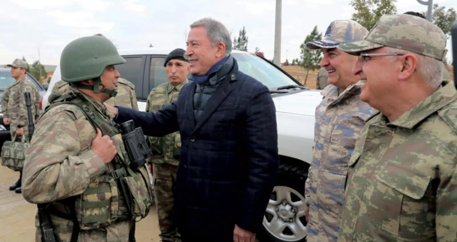 خلوصي أكار وزير الدفاع التركي تفقد أمس الوحدات العسكرية في المنطقة الحدودية مع سوريا (غيتي)