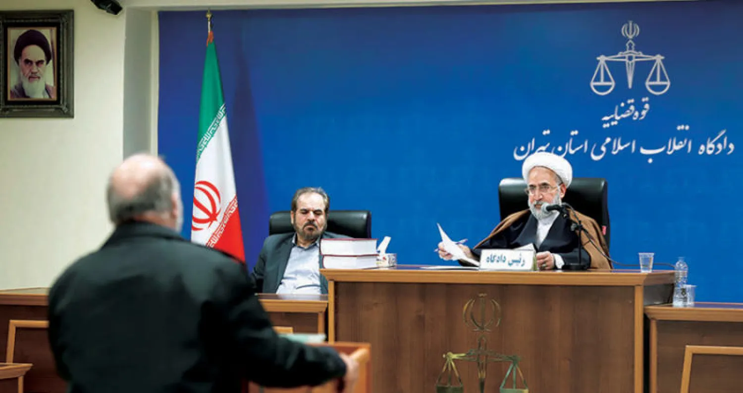 متهم بالتلاعب في تهريب العملة يرد على أسئلة قاضي محكمة خاصة بالفساد الاقتصادي بطهران أمس (ميزان)