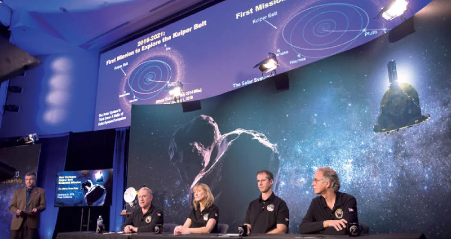 مؤتمر صحافي للقائمين على مهمة المسبار «نيو هورايزونز» في لوريل بولاية مريلاند مساء أول من أمس (إ.ب.أ)