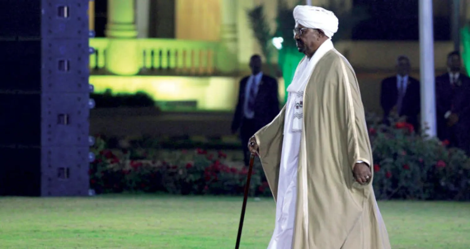 الرئيس البشير يواجه احتجاجات تطالب بتنحيه (رويترز)