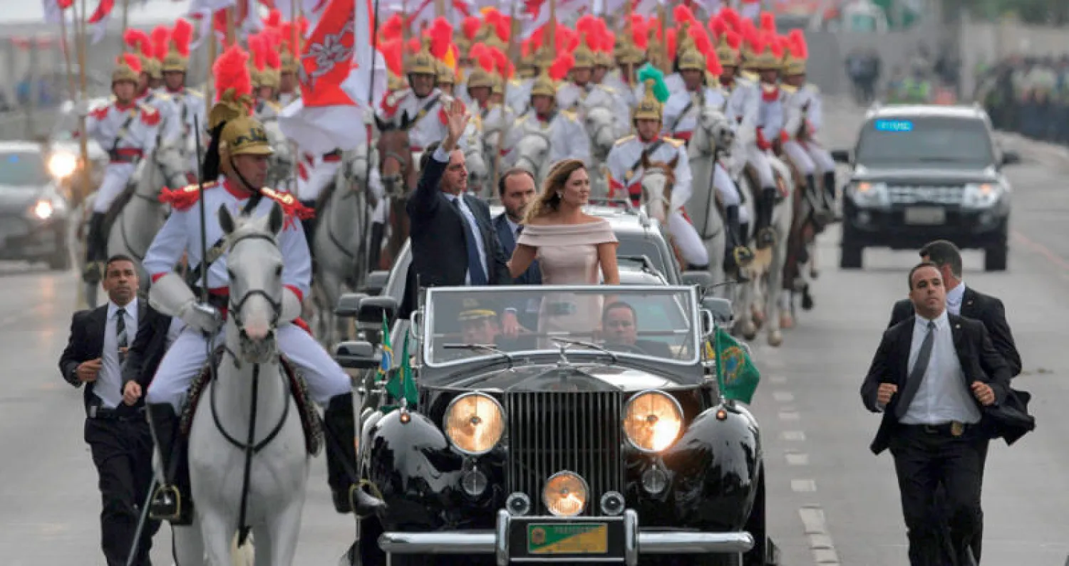 بولسونارو وزوجته ميشيل خلال احتفال تنصيبه رئيساً جديداً للبرازيل في العاصمة برازيليا أمس (أ.ف.ب)