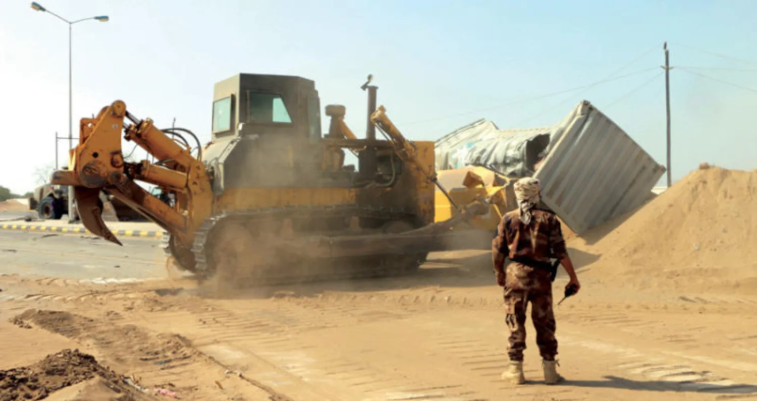 عنصر من قوات الشرعية يتابع عملية إزالة ساتر ترابي اقامه الحوثيون في الحديدة  (إ.ب.أ)