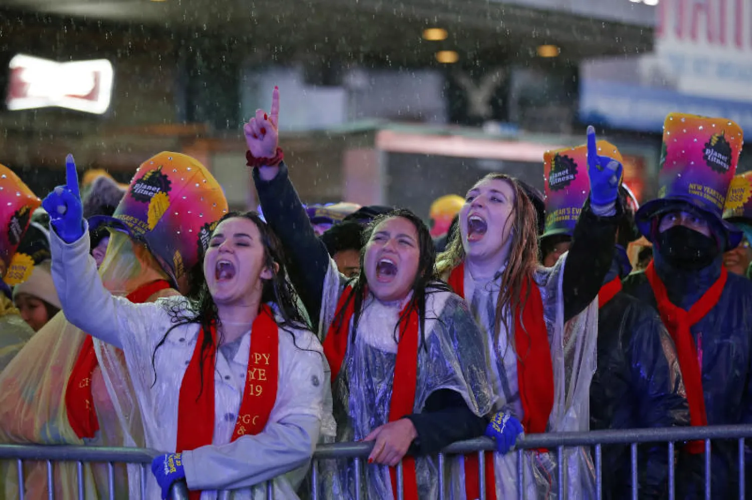 جانب من الاحتفالات في ساحة تايمز سكوير بمدينة نيويورك الأميركية (أ.ب)