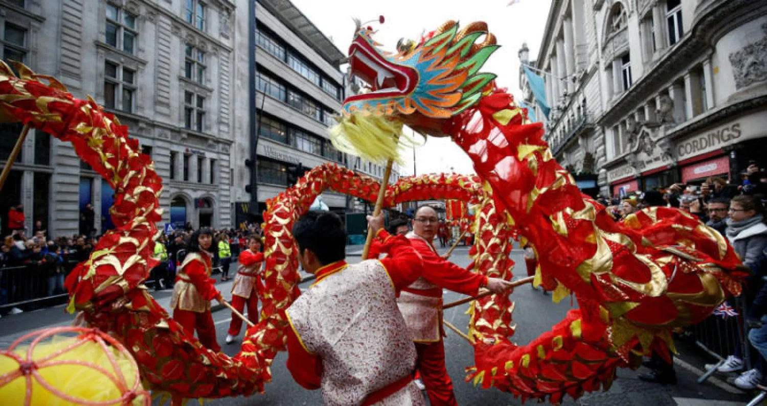 التنين الصيني في استعراض بداية العام بلندن أمس (رويترز)
