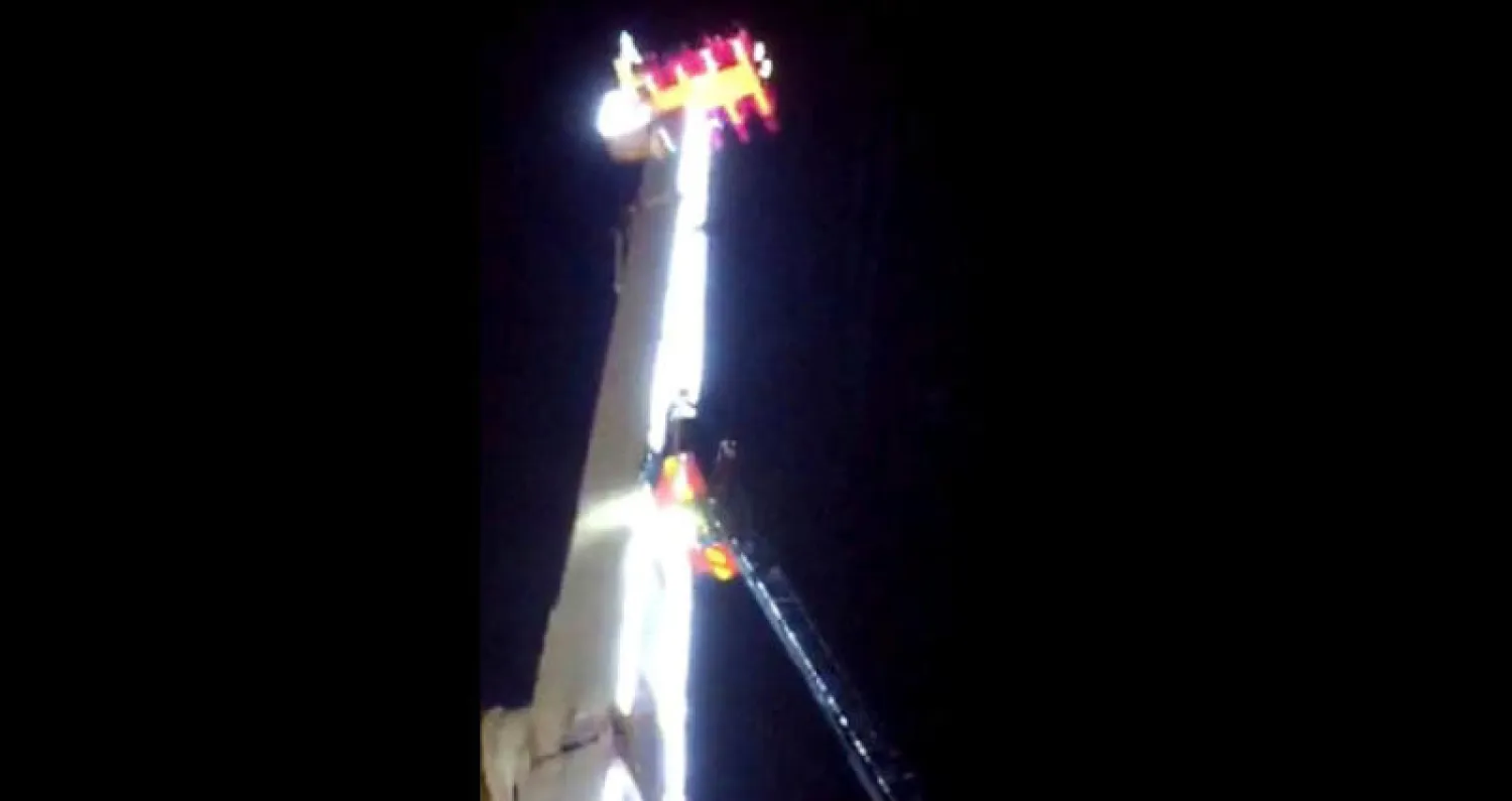 8 أشخاص عالقون على ارتفاع 50 متراً عن الأرض (رويترز)