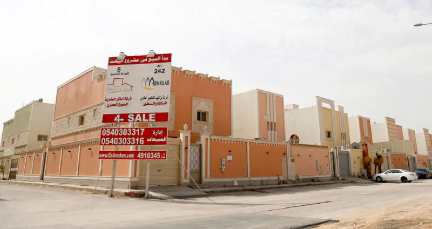 يعد انخفاض أسعار الأراضي مؤشراً أول على تراجع أسعار العقار بشكل عام (رويترز)