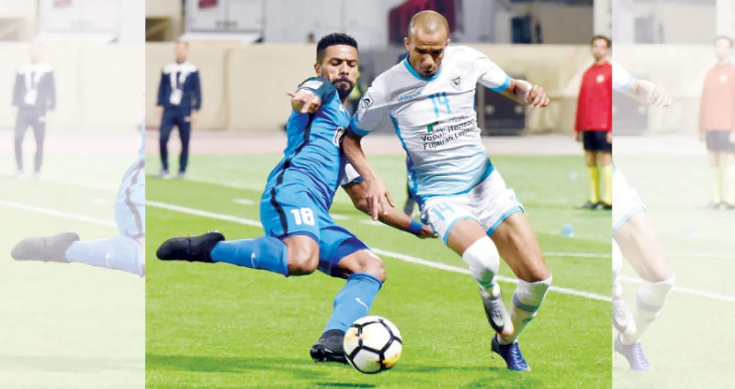 ياسين البخيت (يمين) خلال إحدى مشاركاته في الدوري الإماراتي (الشرق الأوسط)