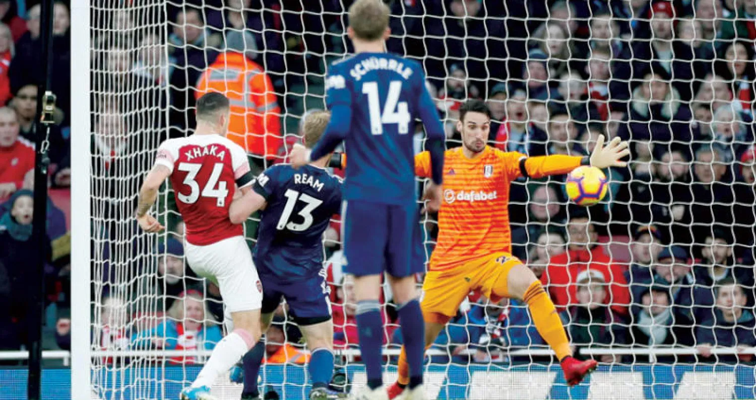 تشاكا (رقم 34) يسجل أول أهداف آرسنال في مرمى فولهام (رويترز)