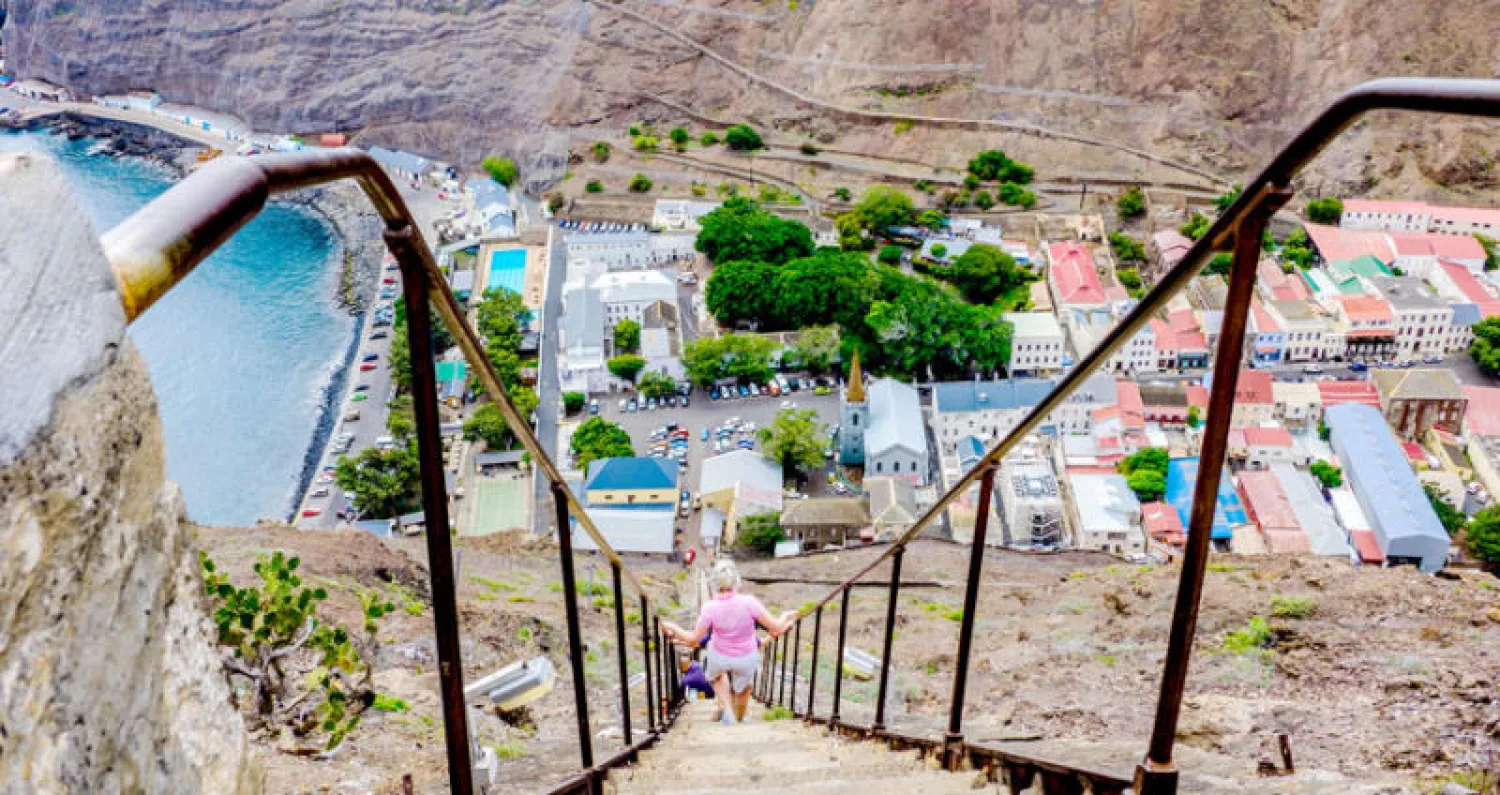 يتطلب الوصول إلى جايمس تاون النزول عبر 699 درجة سلم