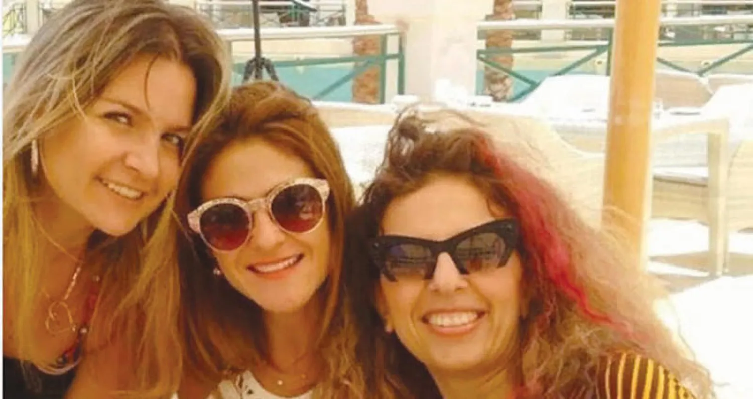 هيدي مع صديقاتها بالإسكندرية