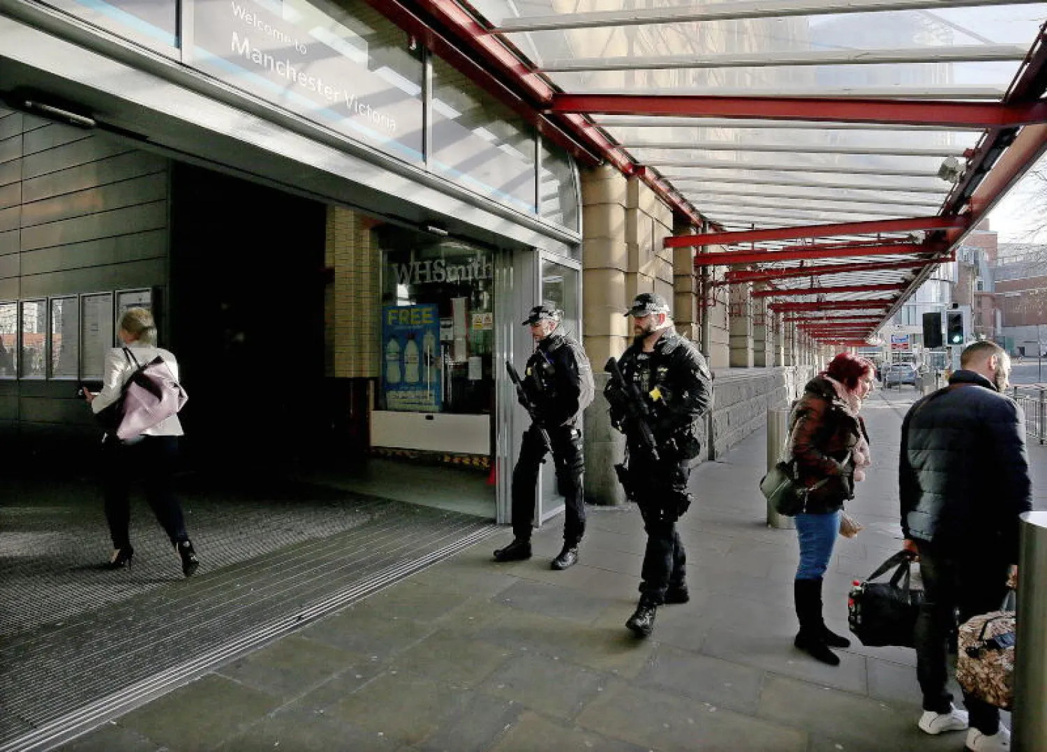 ضباط شرطة خارج محطة فيكتوريا للقطارات في مانشستر (إ.ب.أ)