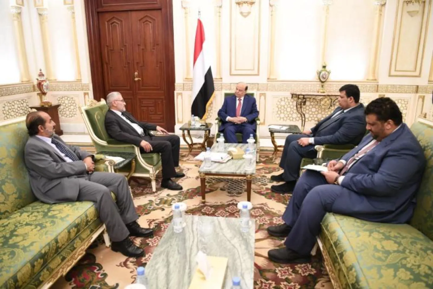 الرئيس اليمني يستقبل رئيس المحكمة العليا ووزير العدل (سبأ نت)