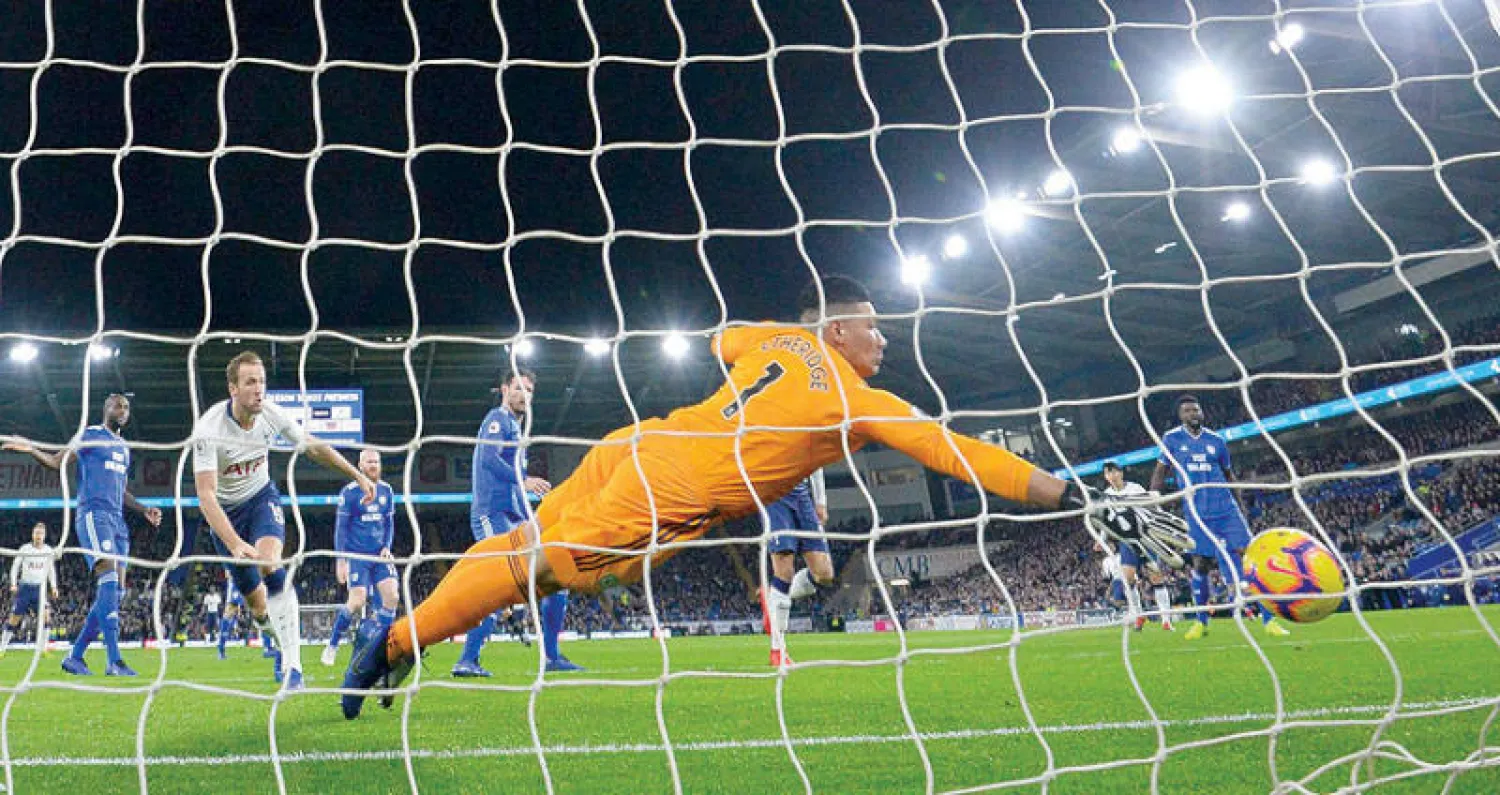 هاري كين نجم توتنهام يسجل في شباك كارديف ليقفز إلى صدارة هدافي المسابقة مع أوباميانغ (أ.ف.ب)