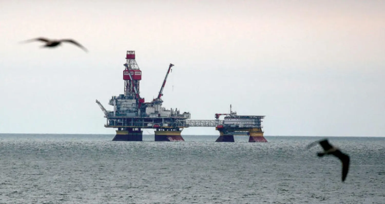 أحد حقول النفط الروسية في بحر قزوين (رويترز)