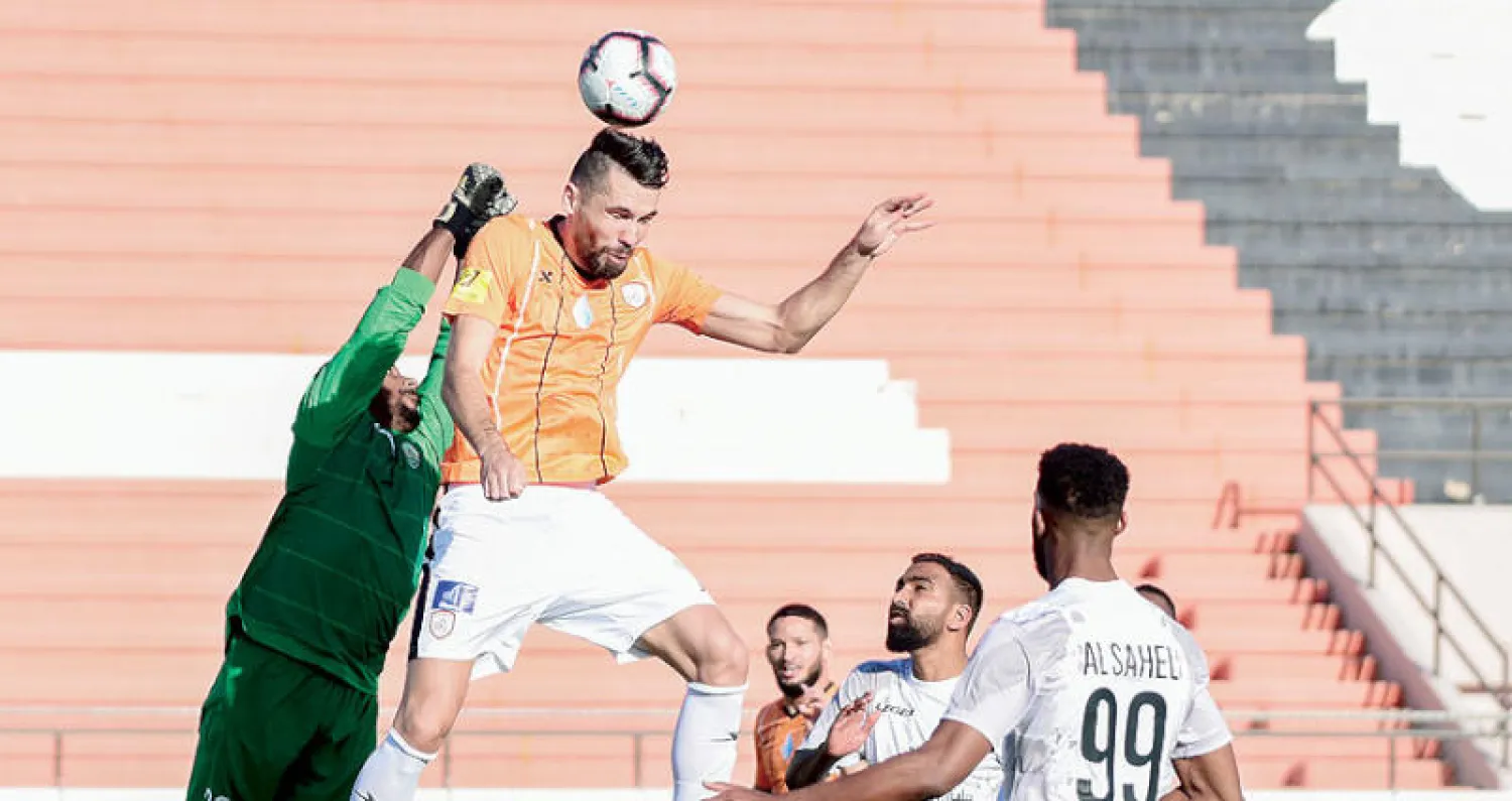 من مباراة الشباب والساحل أمس في كأس الملك (تصوير: عبد الرحمن السالم)