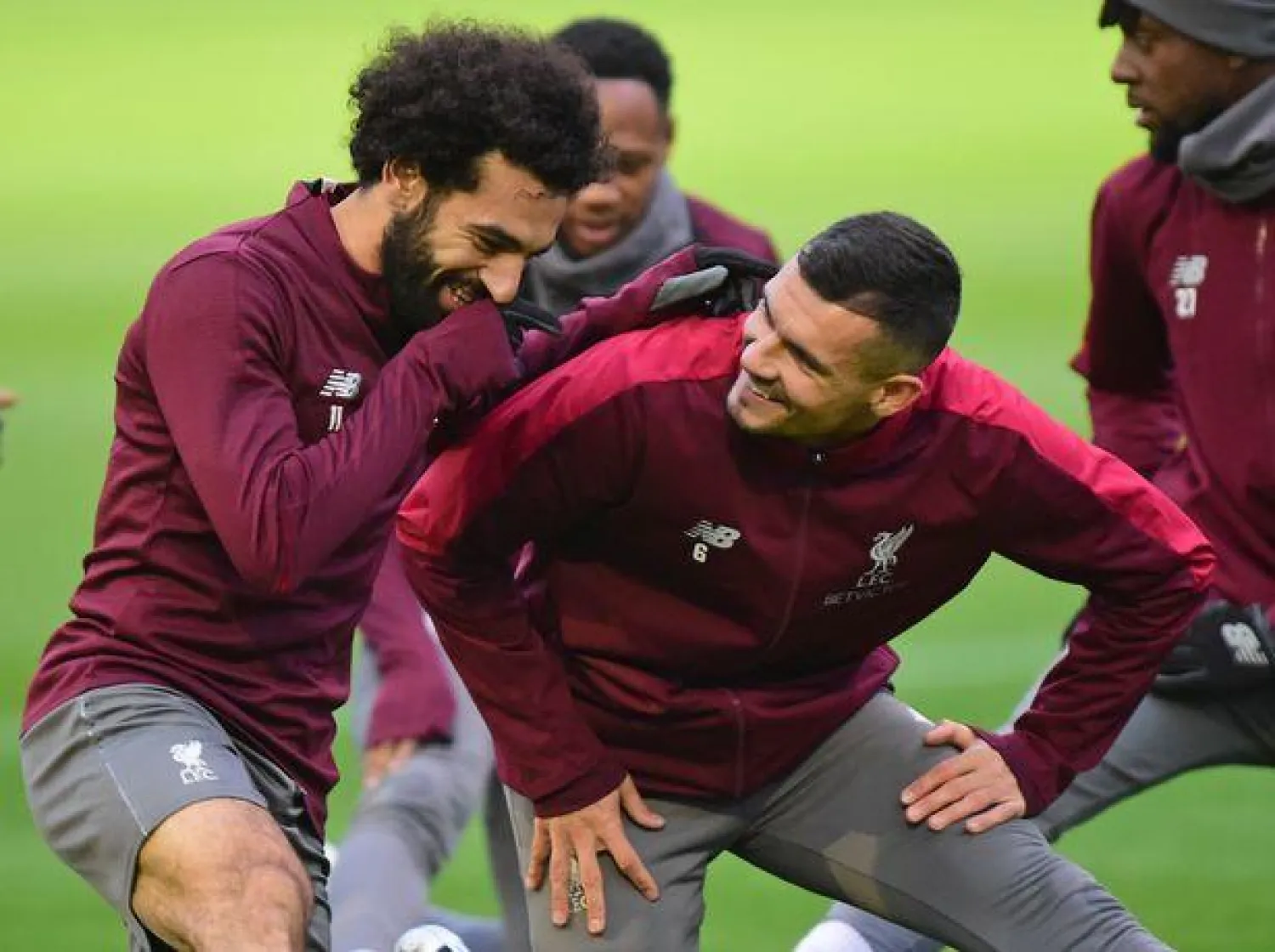 اللاعب الكرواتي ديان لوفرين والمصري محمد صلاح نجما فريق ليفربول الإنجليزي (أ.ب)