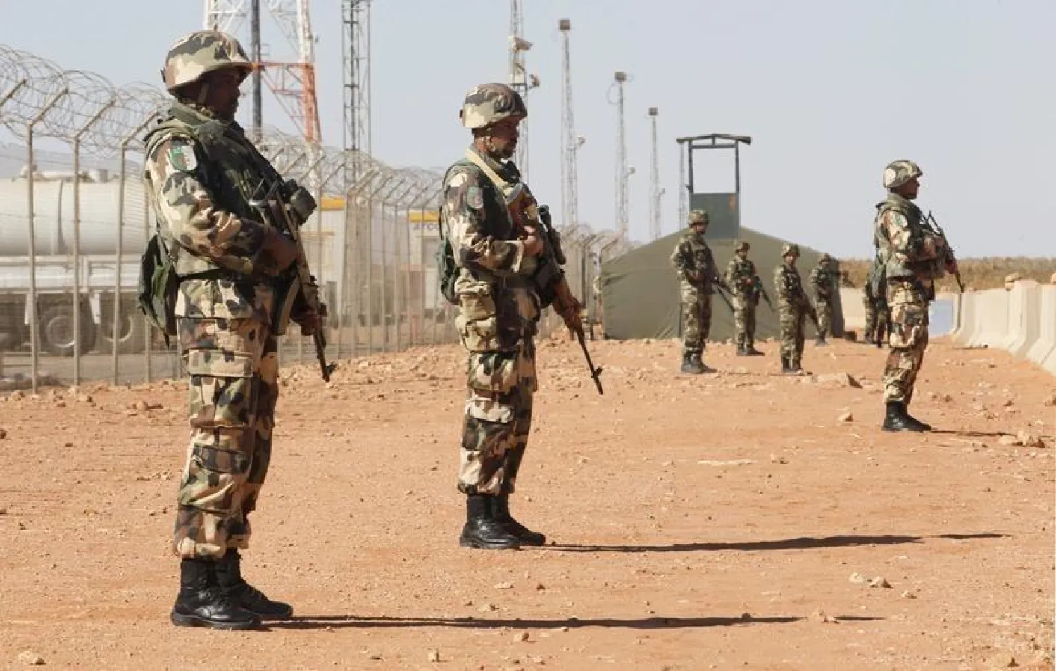 Algerian soldiers are seen at the Tiguentourine Gas Plant in In Amenas, 1600 km (994 miles) southeast of Algiers, January 31, 2013. REUTERS/Louafi Larbi