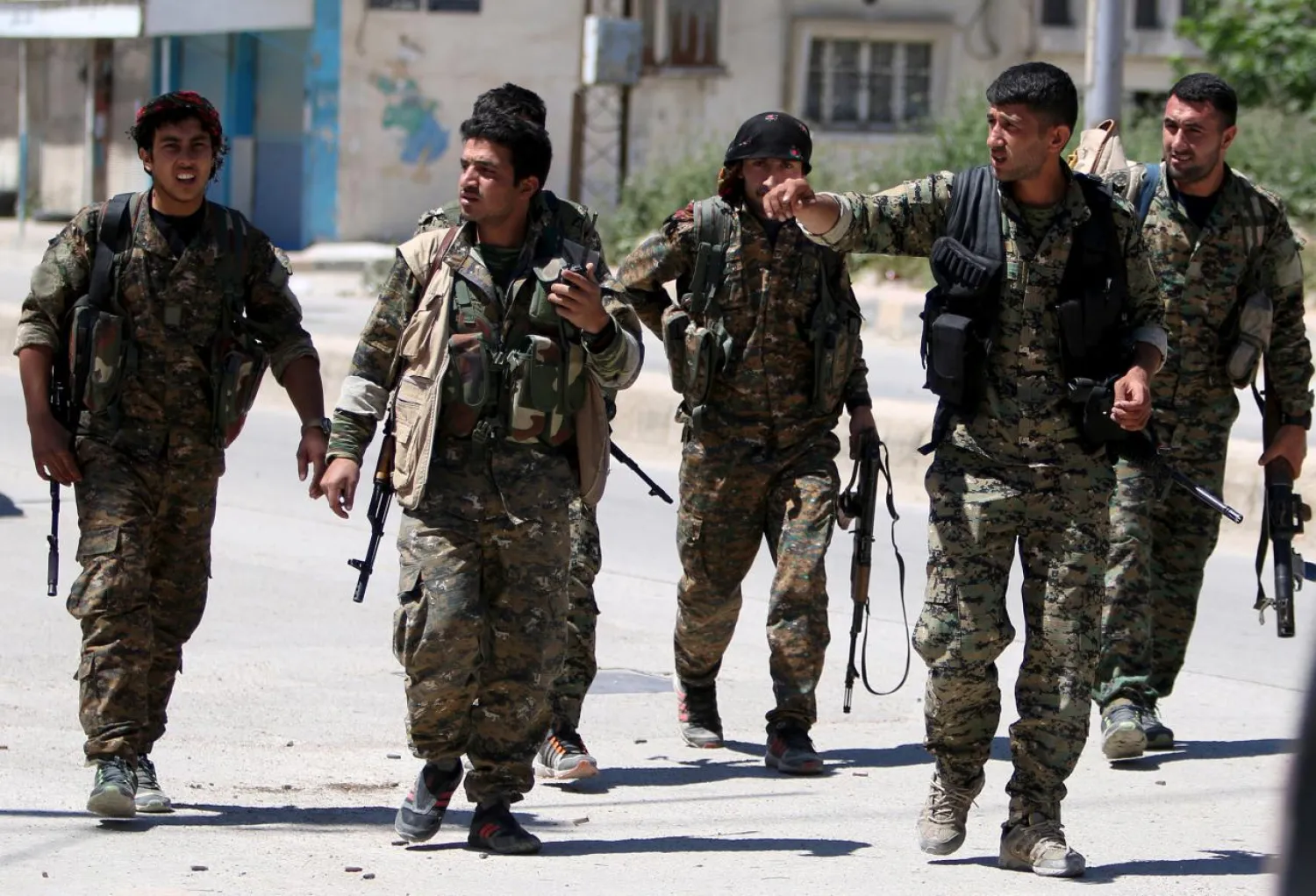 YPG members walk along a street in the southeast of Qamishli city, Syria, April 22, 2016. (Reuters)