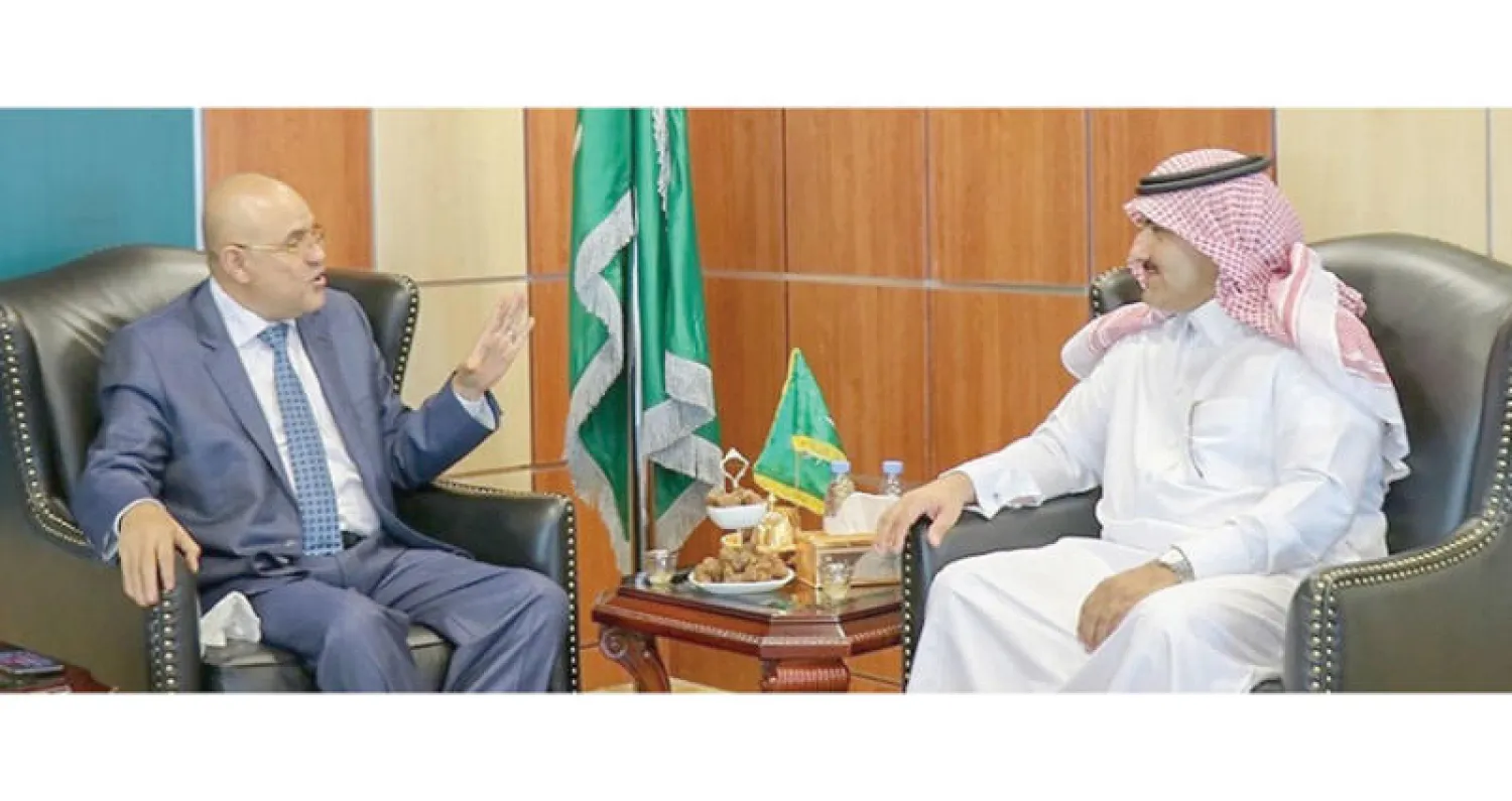 السفير السعودي لدى استقباله محافظ تعز في الرياض أمس (سبأ)