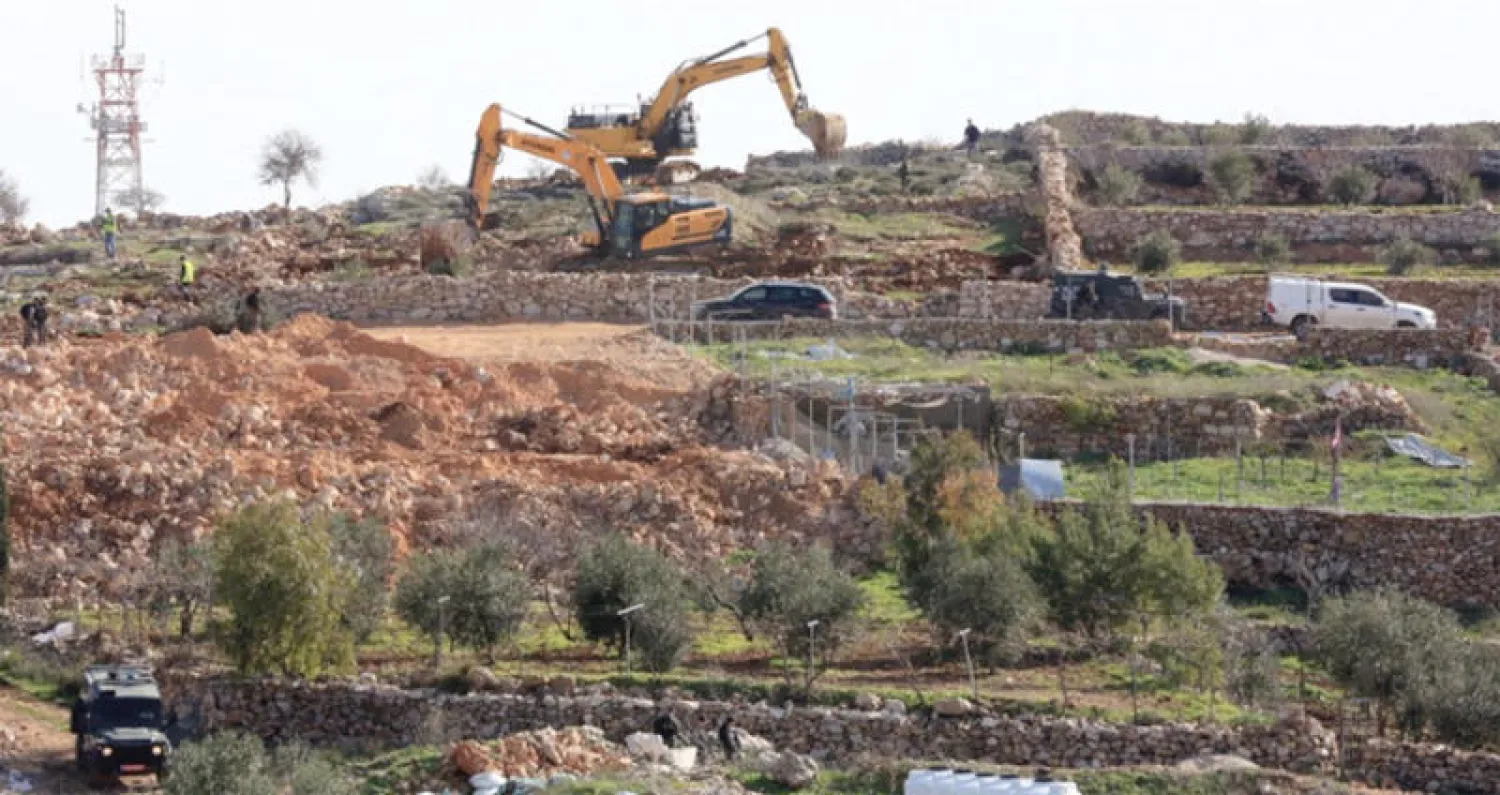 آليات اسرائيلية تجرف أراضي فلسطينيين (وفا)