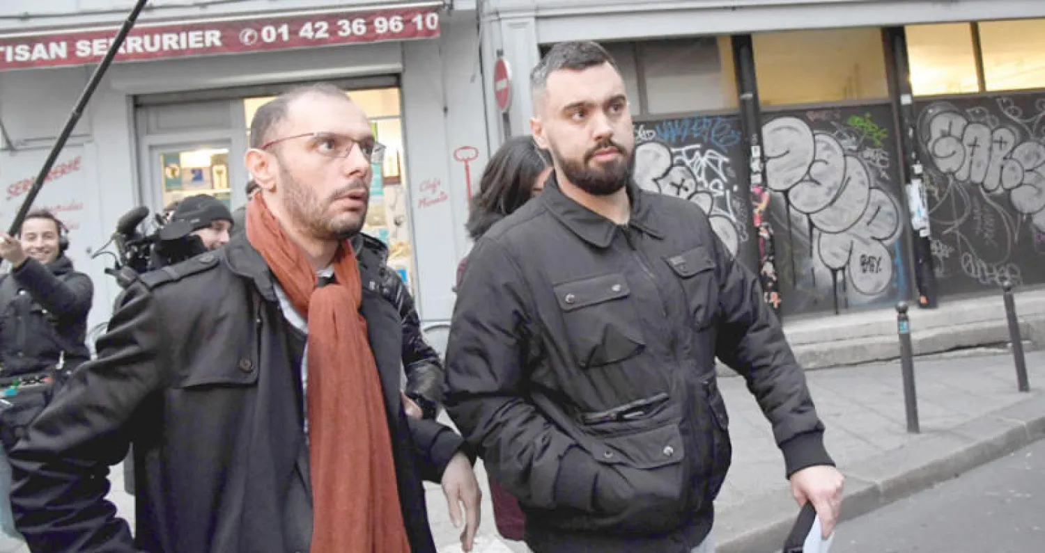إريك درويه أحد قادة «السترات الصفراء» برفقة محاميه في باريس أمس (أ.ف.ب)