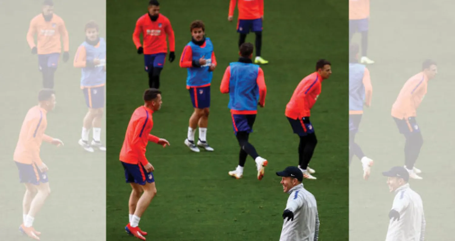 سيميوني  يراقب لاعبيه في التدريبات قبل موقعة أشبيلية (إ.ب.أ)